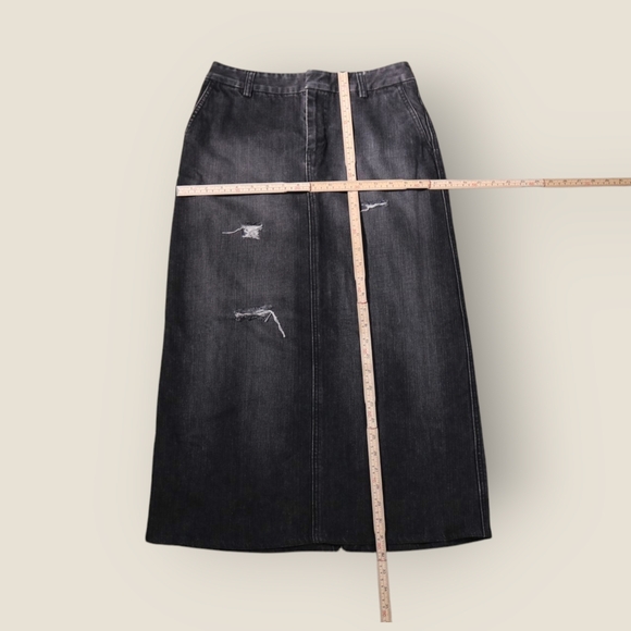 Banana Republic Denim Midi Skirt Women's Size 2 in Rinse Black Wash Distressed - Picture 5 of 10